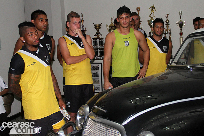 [06-01] Elenco do Ceará visita Centro Cultural - 18