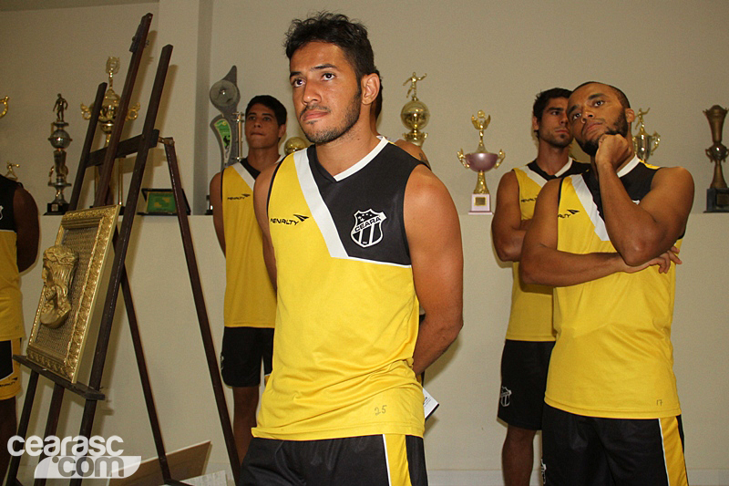 [06-01] Elenco do Ceará visita Centro Cultural2 - 1