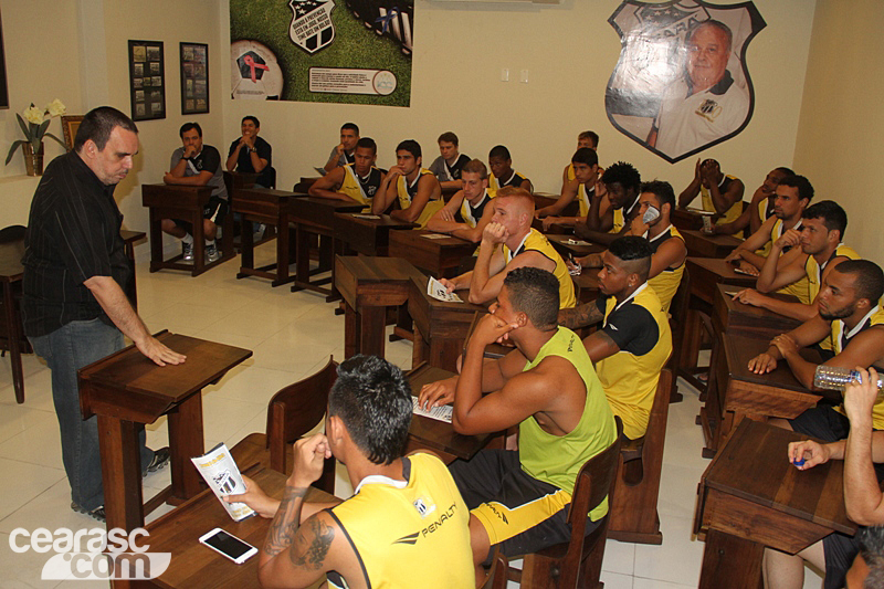 [06-01] Elenco do Ceará visita Centro Cultural2 - 7