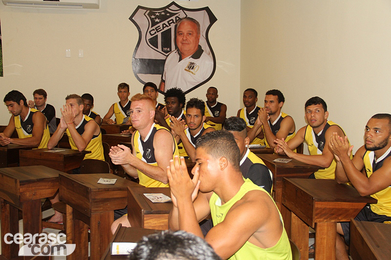 [06-01] Elenco do Ceará visita Centro Cultural2 - 13