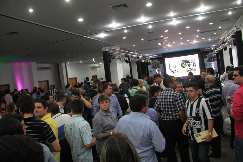 [30-01] Lançamento dos novos uniformes alvinegros com Nicole Bahls - 01 - 29