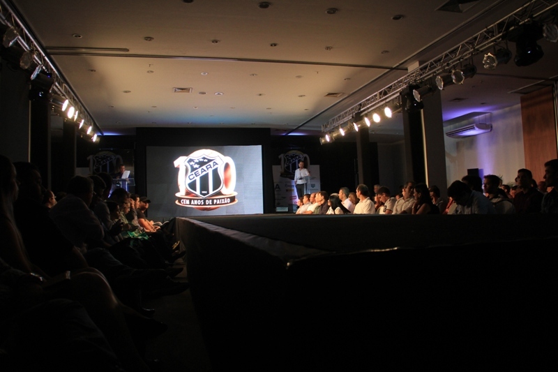 [30-01] Lançamento dos novos uniformes com Nicole Bahls - Desfile - 01 - 1