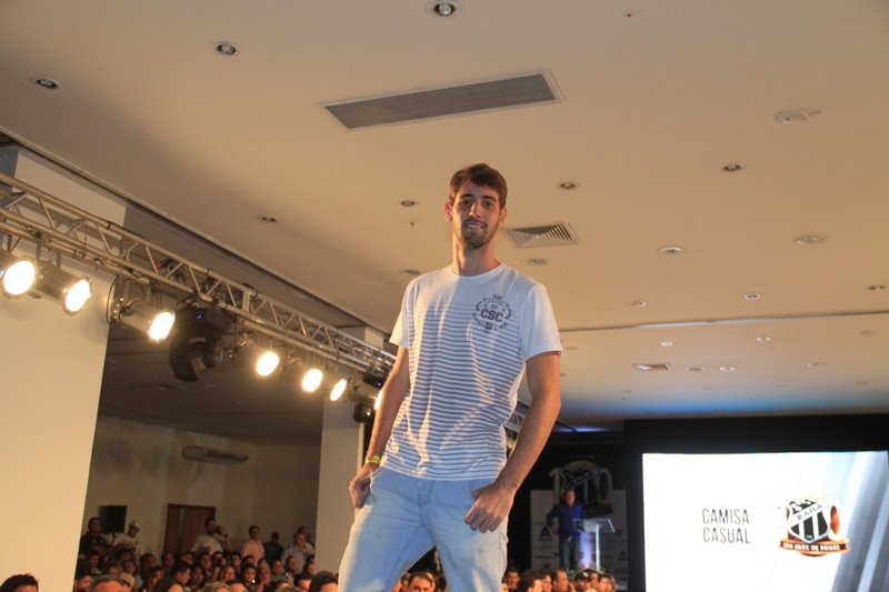 [30-01] Lançamento dos novos uniformes com Nicole Bahls - Desfile - 01 - 3