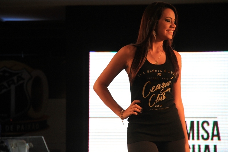 [30-01] Lançamento dos novos uniformes com Nicole Bahls - Desfile - 01 - 11