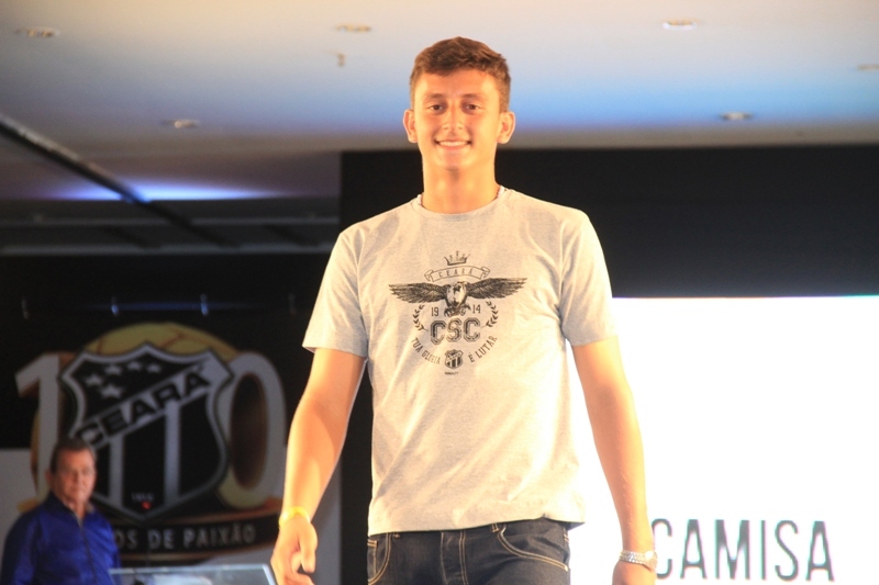 [30-01] Lançamento dos novos uniformes com Nicole Bahls - Desfile - 01 - 13