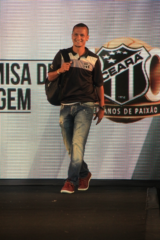 [30-01] Lançamento dos novos uniformes com Nicole Bahls - Desfile - 01 - 20