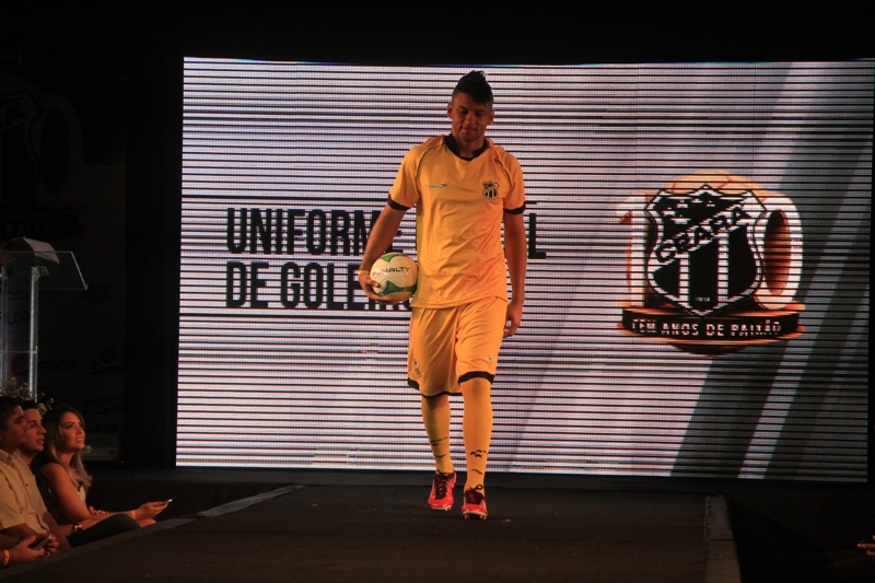 [30-01] Lançamento dos novos uniformes com Nicole Bahls - Desfile - 01 - 34