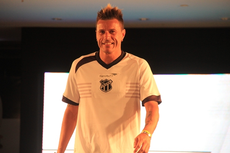 [30-01] Lançamento dos novos uniformes com Nicole Bahls - Desfile - 01 - 41