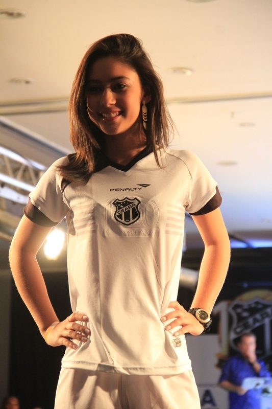 [30-01] Lançamento dos novos uniformes com Nicole Bahls - Desfile - 02 - 2