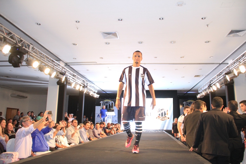 [30-01] Lançamento dos novos uniformes com Nicole Bahls - Desfile - 02 - 10