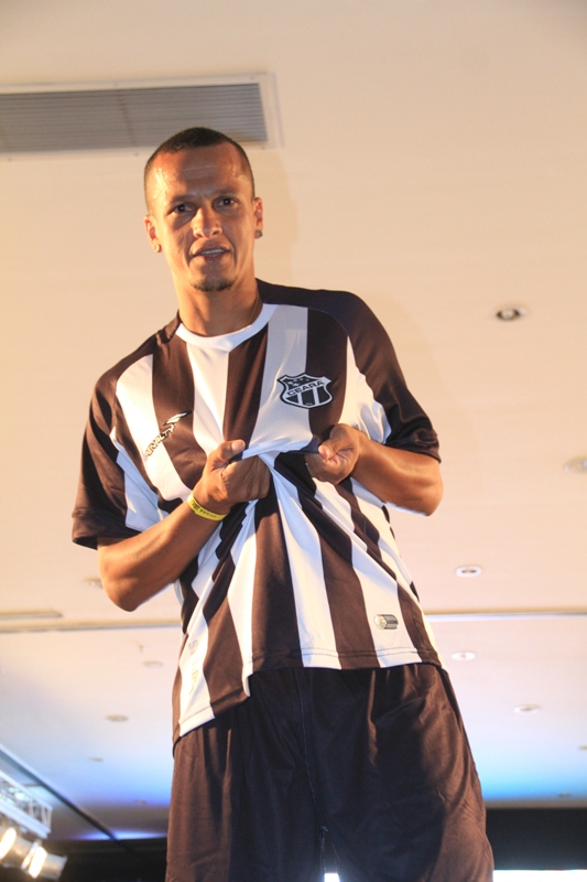 [30-01] Lançamento dos novos uniformes com Nicole Bahls - Desfile - 02 - 11