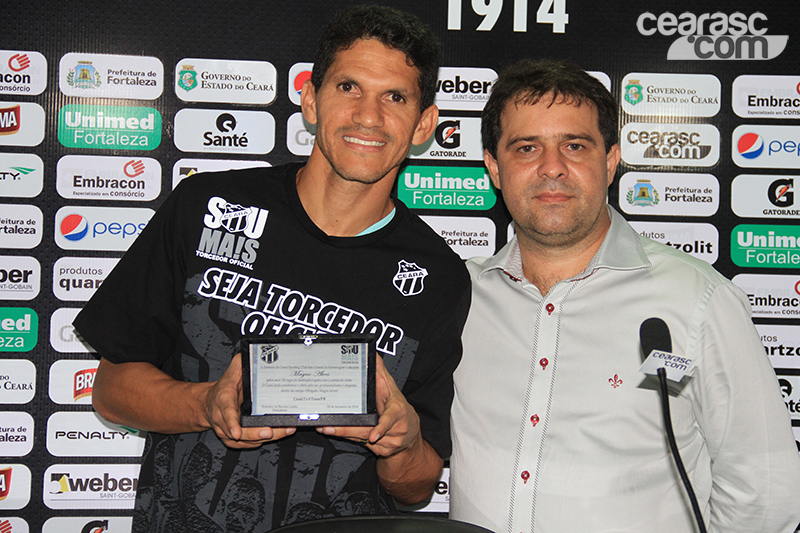 [03-02] Magno recebe placa de 100 jogos - 2