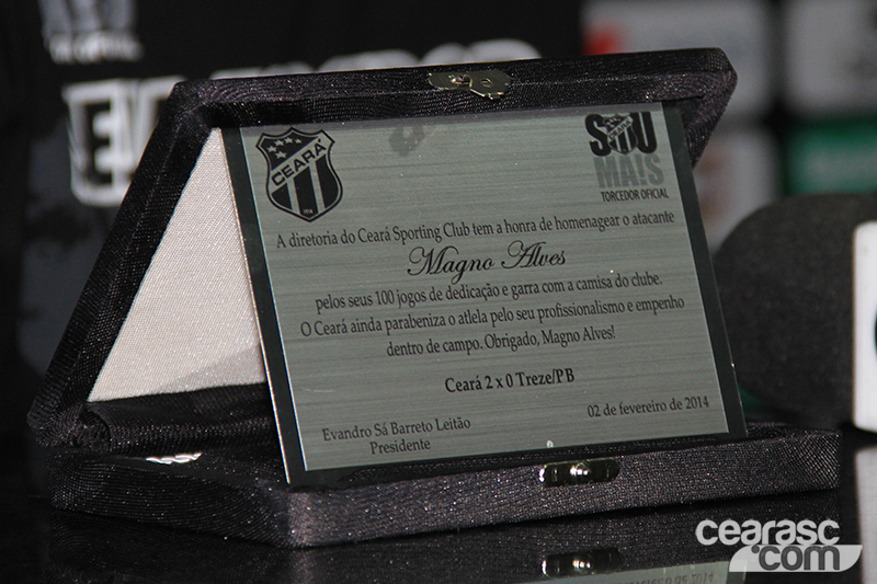 [03-02] Magno recebe placa de 100 jogos - 4