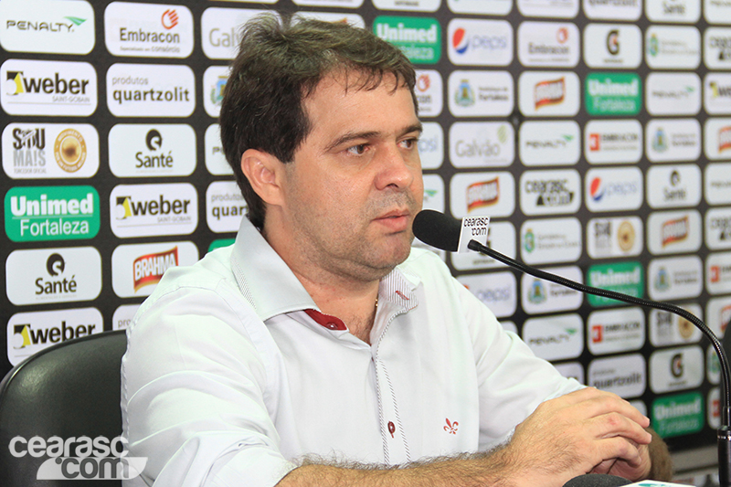 [03-02] Magno recebe placa de 100 jogos - 5