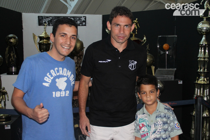 [28-07] Atacante Mota visita Exposição Clubes do Coração - 3