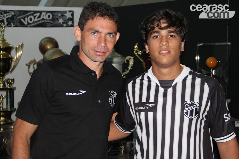 [28-07] Atacante Mota visita Exposição Clubes do Coração - 4