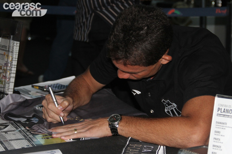 [28-07] Atacante Mota visita Exposição Clubes do Coração - 7