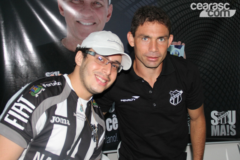 [28-07] Atacante Mota visita Exposição Clubes do Coração - 9