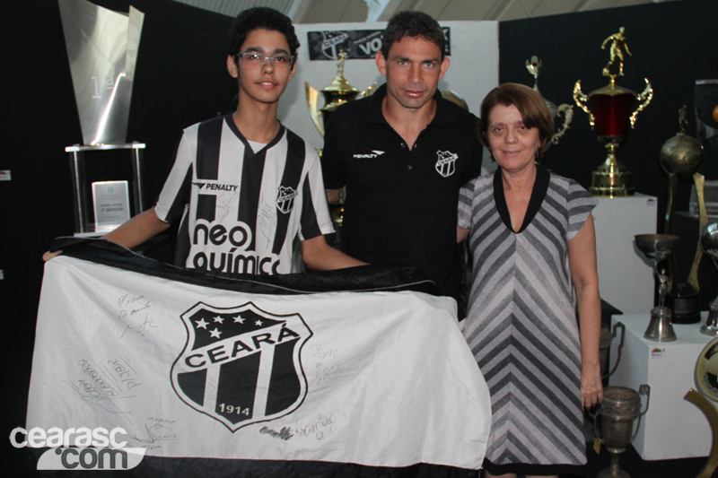 [28-07] Atacante Mota visita Exposição Clubes do Coração - 11