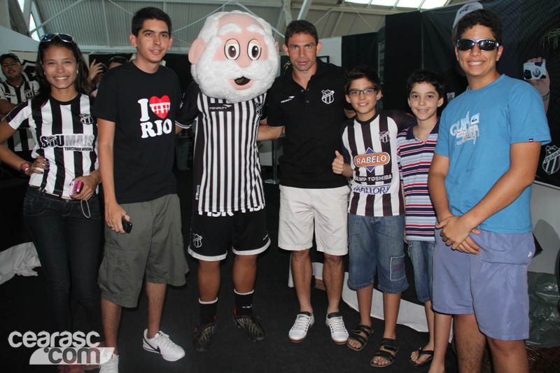 [28-07] Atacante Mota visita Exposição Clubes do Coração - 15