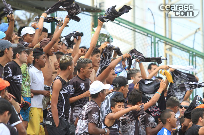 [06-01] Torcida comparece no Estádio Vovozão - 6