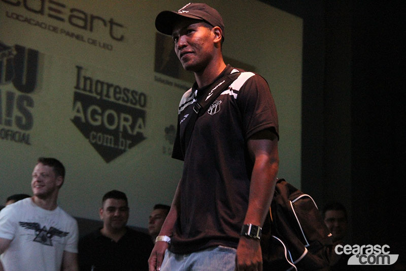 [26-02] Lançamento dos uniformes 2015 - Desfile - 8