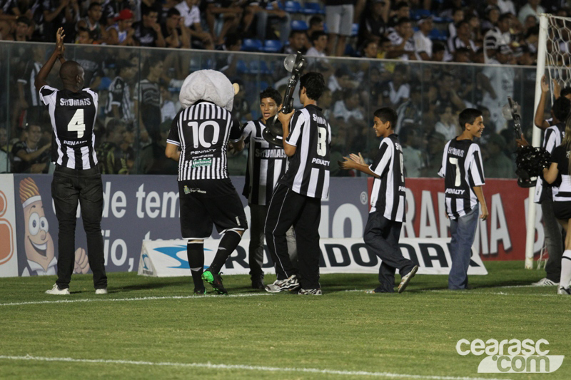 [31-07] Atletas da base exibem taças de campeão - 2