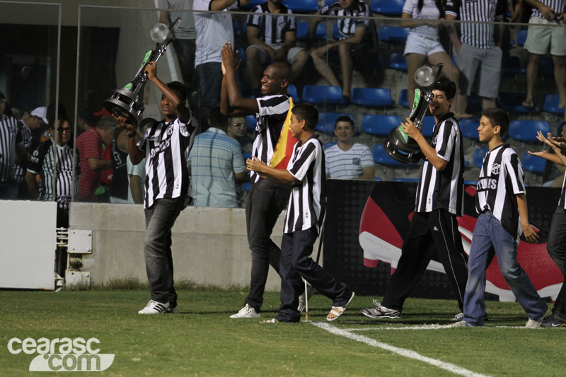 [31-07] Atletas da base exibem taças de campeão - 3