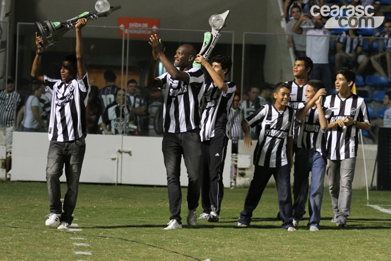 [31-07] Atletas da base exibem taças de campeão - 4