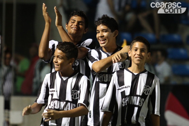 [31-07] Atletas da base exibem taças de campeão - 5