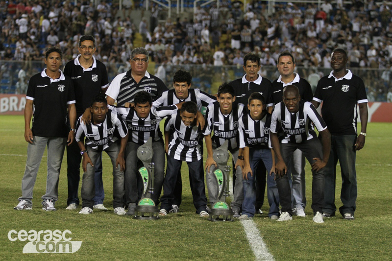 [31-07] Atletas da base exibem taças de campeão - 7