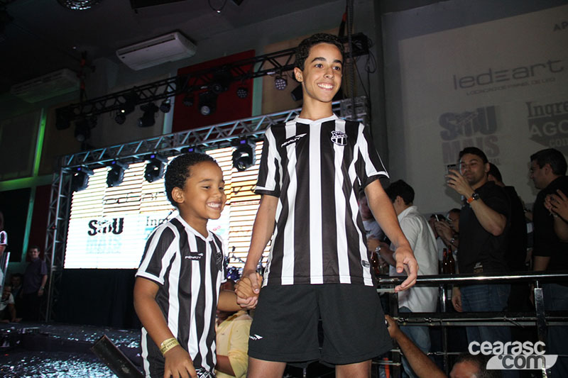 [26-02] Lançamento dos uniformes 2015 - Desfile - 42