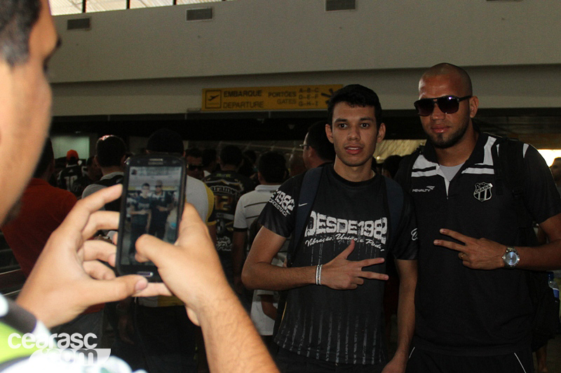 [29-10] Torcida apóia o time do embarque - 10