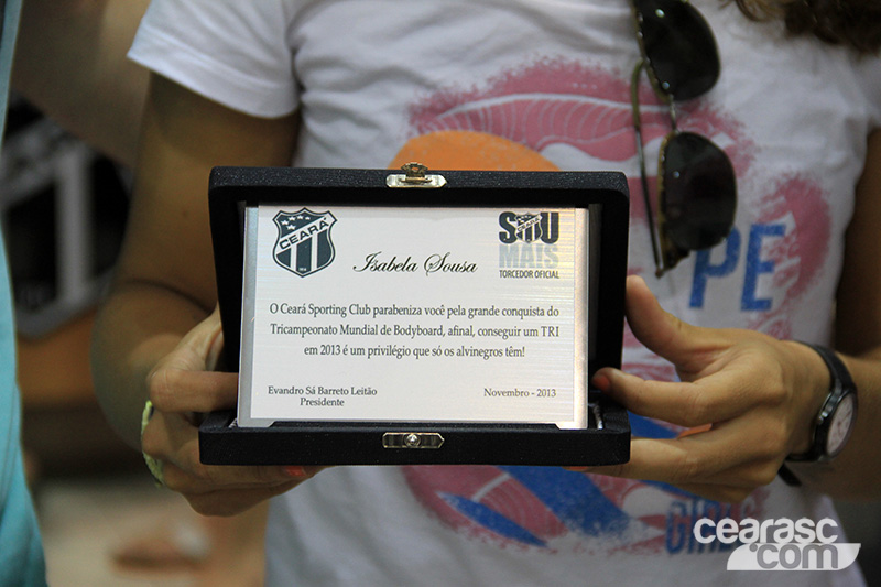 [09-11] Isabela Sousa visita loja oficial e é homenageada - 2