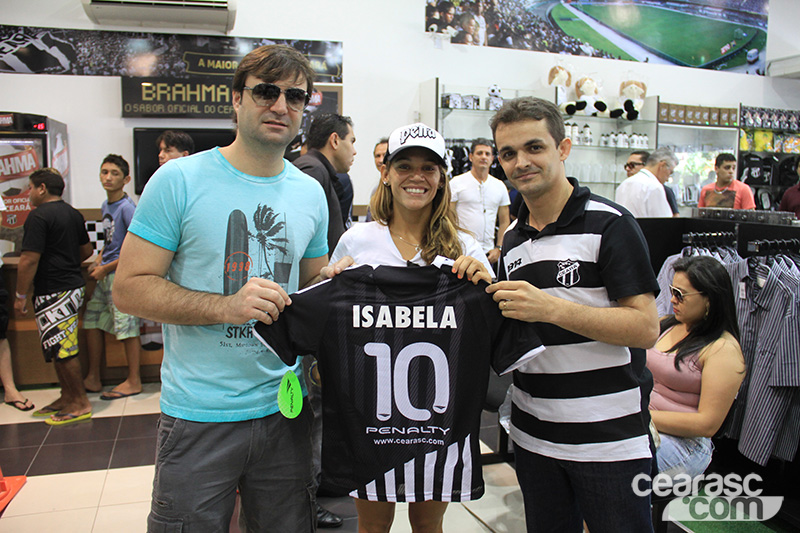 [09-11] Isabela Sousa visita loja oficial e é homenageada - 3