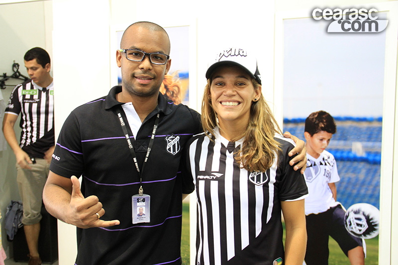 [09-11] Isabela Sousa visita loja oficial e é homenageada - 5