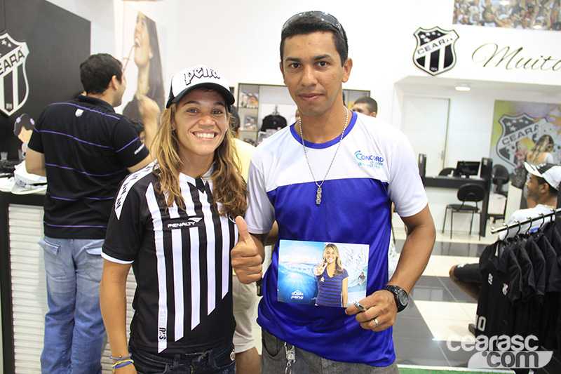 [09-11] Isabela Sousa visita loja oficial e é homenageada - 8