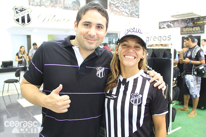 [09-11] Isabela Sousa visita loja oficial e é homenageada - 11