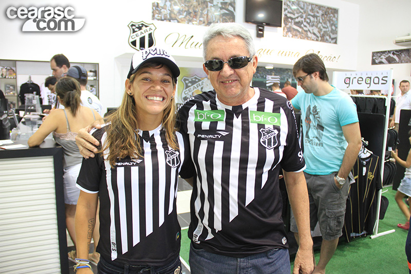 [09-11] Isabela Sousa visita loja oficial e é homenageada - 13