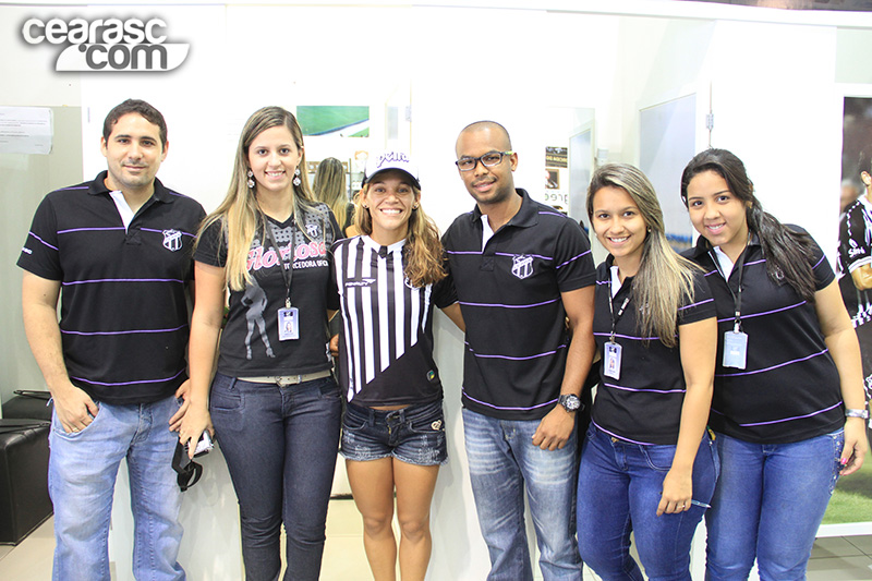 [09-11] Isabela Sousa visita loja oficial e é homenageada - 15