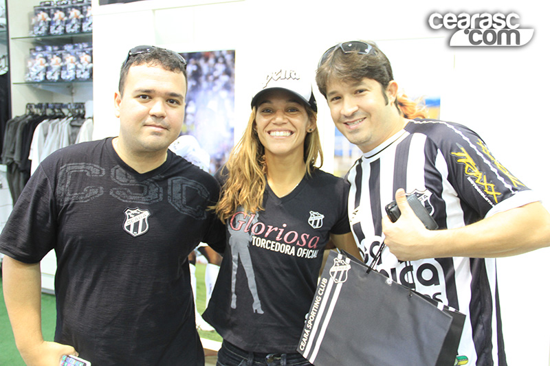 [09-11] Isabela Sousa visita loja oficial e é homenageada - 17