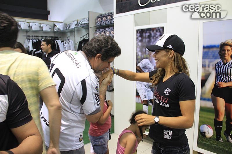 [09-11] Isabela Sousa visita loja oficial e é homenageada - 18