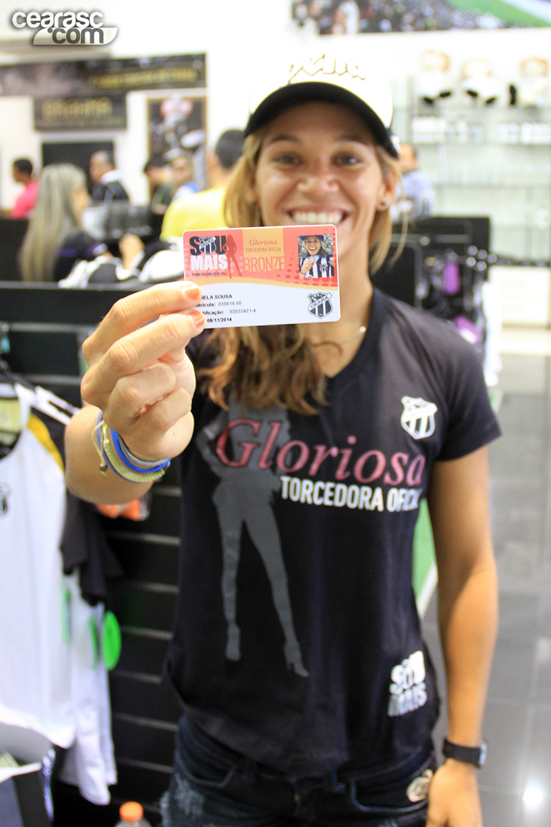 [09-11] Isabela Sousa visita loja oficial e é homenageada - 20