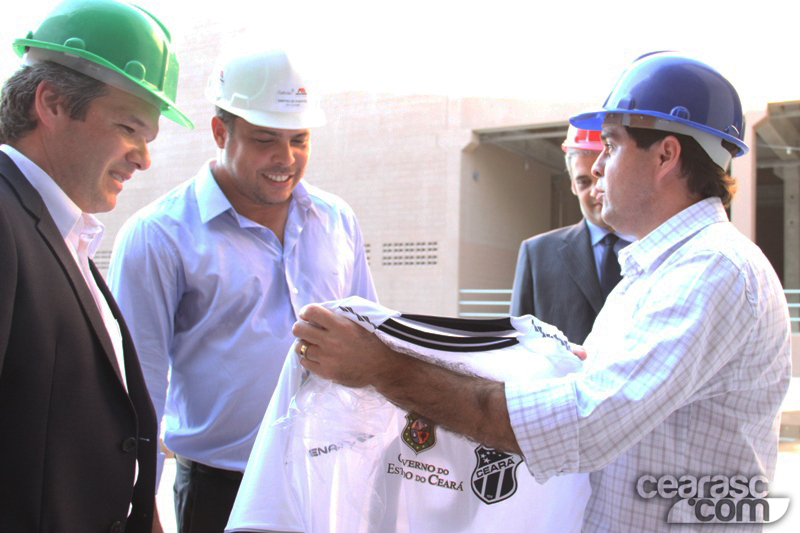 [25-05] Ronaldo recebe camisa do Ceará - 1