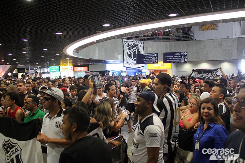 [12-04] Desembarque do elenco alvinegro - 11