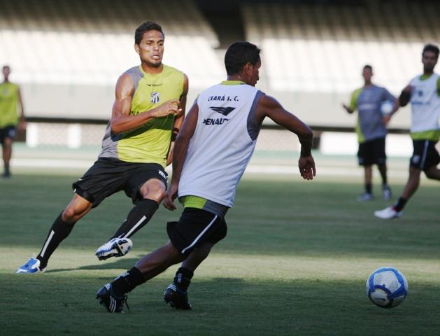 Elenco alvinegro treina no Castelão - 7