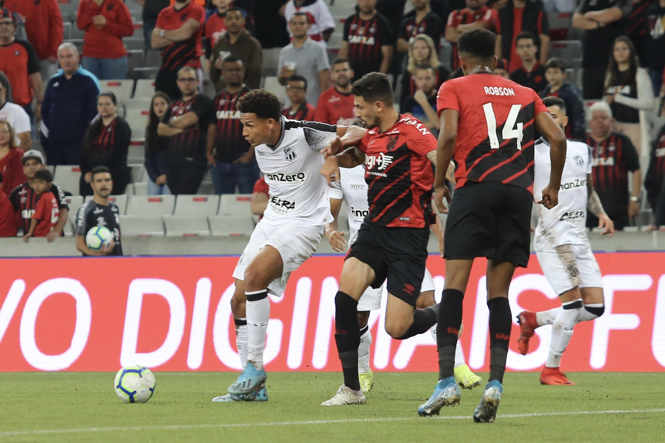 Brasileirão: Em Curitiba, Ceará perde para Athetico/PR por placar mínimo