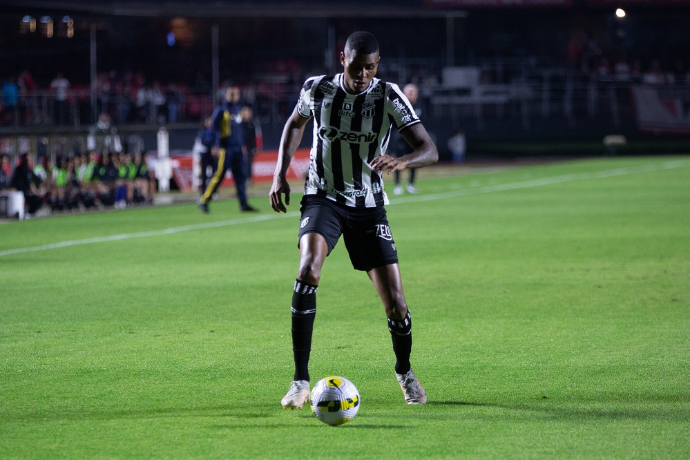 Cléber enaltece presença da torcida no treino antes do Clássico-Rei: “É muito importante sentir esse apoio do nosso torcedor”