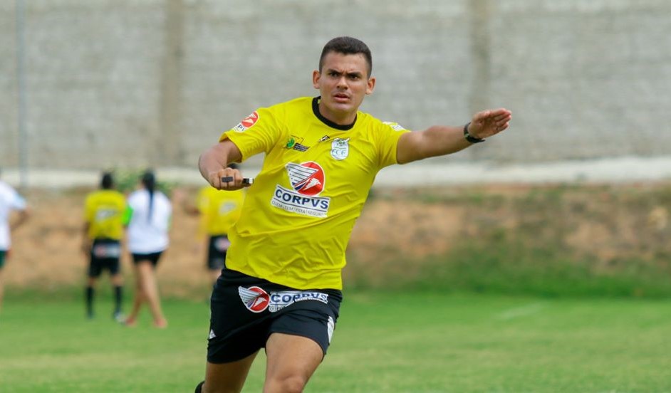Rodrigues Júnior apita a partida entre Ceará x Caucaia