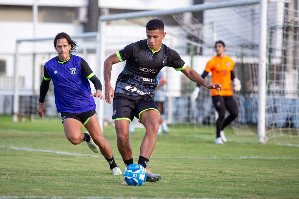 Eduardo Barroca comanda treino coletivo em seu terceiro dia de atividades com o elenco alvinegro